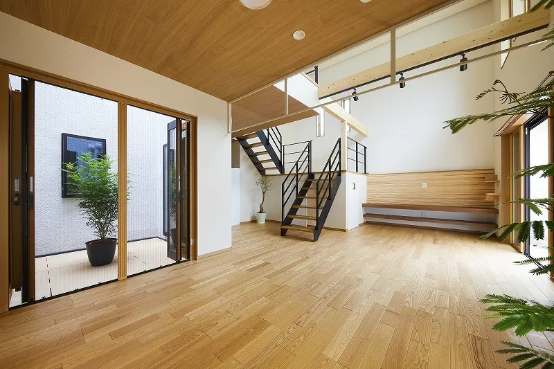 坪庭と回廊とキャットウォークの家