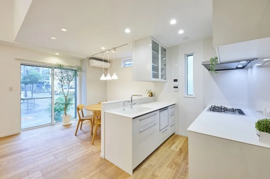 LDKに合わせた特注のキッチンと吹き抜けがある家