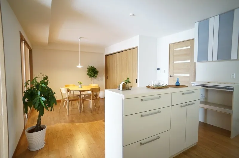 オープンキッチンで明るさを取り戻した家