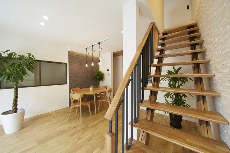 オークとアイアンのオープン階段の家